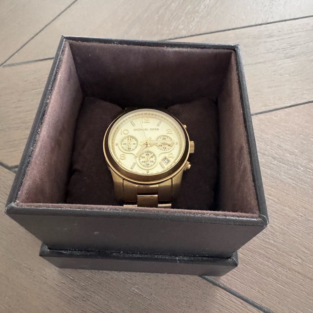 Michael Kors Runway Gold Multifunction Watch - Picture 9 of 16